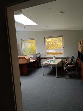 Foto - Lagerhalle mit Büroflächen zur untervermieten