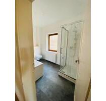 2-Zimmer mit neuem Laminat, neuem Bad mit Wanne und Dusche und in zentraler Lage! - Meerane