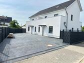 Foto - Moderne Doppelhaushälfte mit Garten, Terrasse und zwei Balkonen