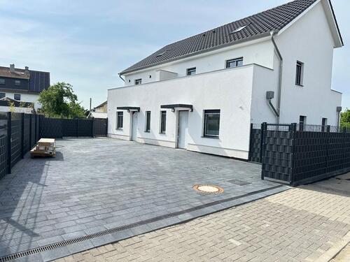 Foto - Moderne Doppelhaushälfte mit Garten, Terrasse und zwei Balkonen