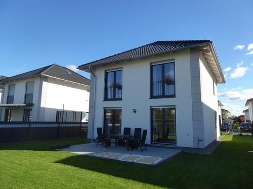 Foto - Einziehen und Wohlfühlen: Modernes, komplett möbliertes Familiendomizil!