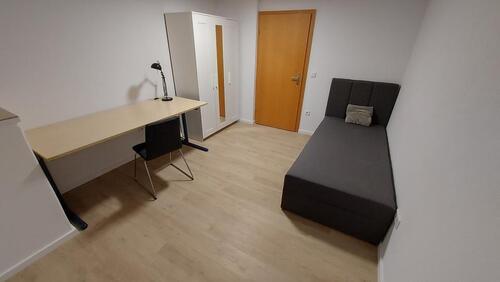 Foto - Möbliertes WG-Zimmer in moderner 3er WG (ID 092)
