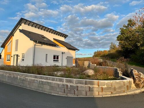Foto - Massives Einfamilienhaus in Feldrandlage