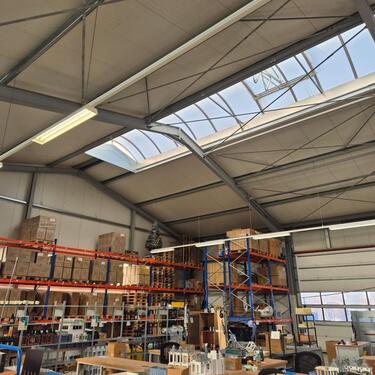 Foto - Helle, gepflegte Gewerbehalle m. FBH, Büro, WCs, Remise, Außenfl