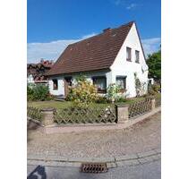 Freistehendes 6-Zimmer-Haus in Felde mit Garten und Garage