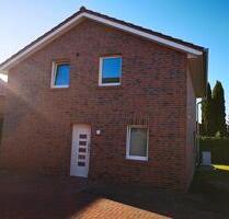 Neuwertiges Einfamilienhaus mit Carport,Terrasse, kleiner Garten - Weener