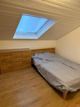 Foto - Helles WG-Zimmer in Reutlingen-Ohmenhausen –Ideal für einen Frau?