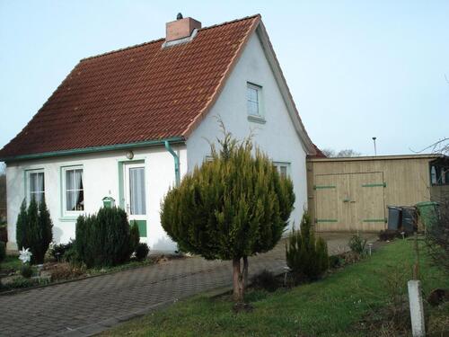 Foto - Kleines freistehendes Einfamilienhaus auf 1.353 qm Grundstück