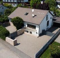 Freistehendes Zweifamilienhaus mit Gewerbeeinheit - Weng Hinzlbach