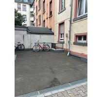 Parkplatz im Hinterhof in Bockenheim - Frankfurt am Main
