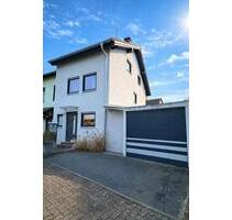 Viel Platz für die Familie - schönes Reihenendhaus mit schönem Pool und großem Garten - Eppelheim