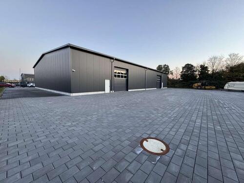 Foto - Neuwertige Lager- und Produktionshalle mit Büro, Küche und Sozialräume.