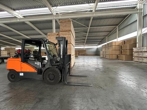 Foto - Hallenlagerfläche mit Be- und Entladeservice