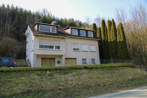 Foto - Zweigeschossiges Ein- Zweifamilienhaus in Alleinlage