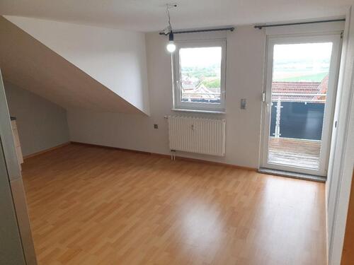 Foto - Helle 3-Zimmer-Dachgeschosswohnung mit Balkon & Weitblick 590€