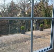 Renovierte und idyllisch gelegene 4 Zimmer-Souterrainwohnung mit Einbauküche, Westterrasse, eigenem Eingang und PKW-Stellplatz in Rinteln