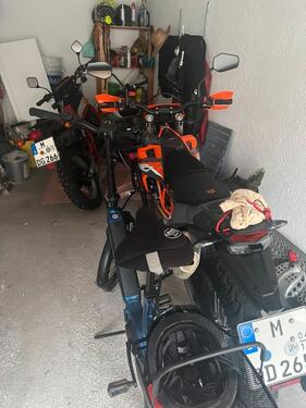 Foto - Garagenplatz RollerMotorräderFahrräder