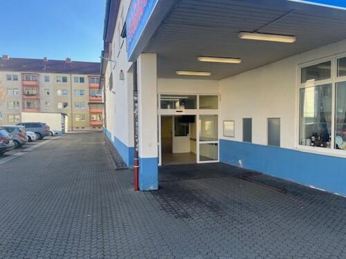 Foto - Ehemalige Getränkemarkt Fläche mit Parkplätzen