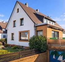 Freistehendes Zweifamilienhaus mit großem Garten, Ronnenberg