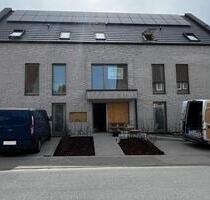 Neubau-Erstbezug: 3-Zimmer-Wohnung im 1. OG mit Balkon - Halle
