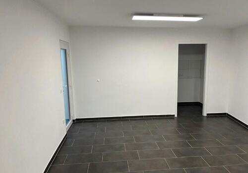 Foto - Büro Büroflächen mit Parkplatz und Toilette