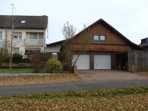 Foto - Doppelhaushälfte mit Nebengebäude