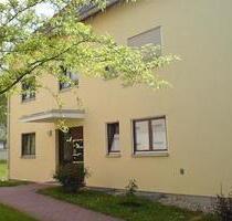 Wohnen im Grünen – 2-Raum-Erdgeschosswohnung mit Terrasse, Stellplatz & Keller - Glauchau