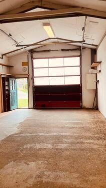 Foto - Lagerhalle oder Stellplatz für Oldtimer