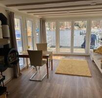 Autarkes neuwertiges Hausboot mit Liegeplatz in Berlin