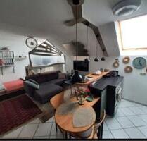 Stylische 1-Zimmer-Wohnung mit Spitzboden & Einbauküche - Dreieich