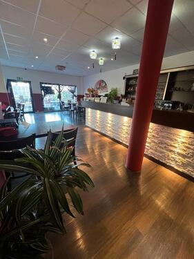 Foto - Modernes Restaurant, das vollständig eingerichtet ist.