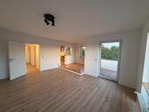 Foto - Frisch renovierte 3-Zimmer Wohnung mit großen Balkon und 2 Stellp