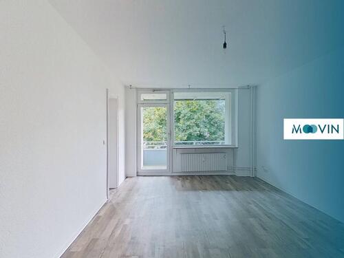 Foto - Renoviert: Große 3-Zimmer-Wohnung mit BALKON und EINBAUKÜCHE