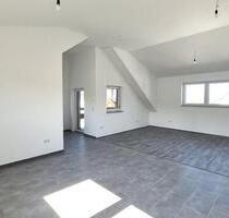 Erstbezug | 2‑Zi‑Wohnung – Dachgeschoss, Balkon, Stellplatz - Bad Neustadt an der Saale