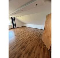 Helle 78 m² Wohnung mit Einbauküche, großem Wohnbereich & Garage - Mehlmeisel