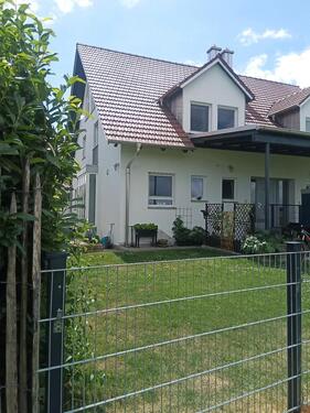 Foto - DHH in ruhiger Siedlungslage - 1.300,00&nbsp;EUR Kaltmiete, ca.&nbsp; 135,00&nbsp;m&sup2;