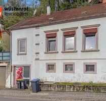 Zweifamilienhaus-Potenzial: Solides Wohnhaus mit modernisierter Einheit und Ausbaureserve - Beckingen