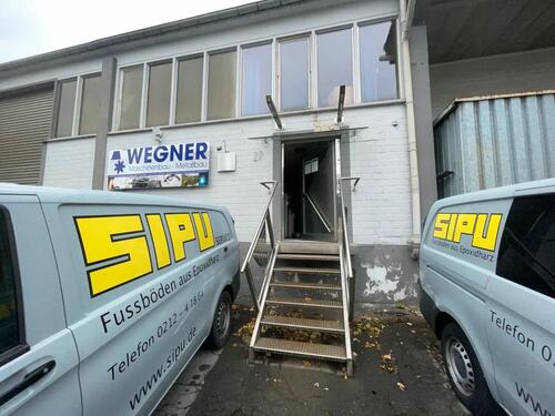 Foto - Lagerhalle mit eigener Zufahrt und Laderampe zu vermieten