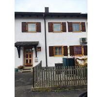 Modernisiertes Reihenmittelhaus mit 4 Zimmern in Tüßling