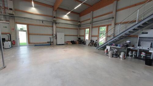 Foto - Halle (Teilfläche) + dazugehörige Büroflächen - repräsentativ