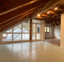 Wohnen mit Weitblick – 3-4-Zi.-Dachgeschosswohnung mit Loggia! - Collenberg