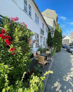 Foto - HAUS MIT GEWERBEFLÄCHE UND WOHNUNG