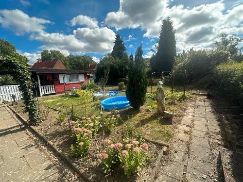 Foto - Schöner Garten mit Strom, Wasser & Koi-Teich