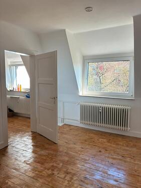 Foto - Helle 2-Zimmer-Dachgeschosswohnung am KalkhügelGrenze Wüste