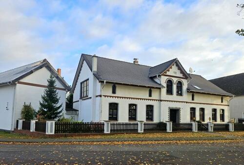 Foto - Geräumige 5-Zimmer-Wohnung mit Grundstück, Garage und Teich
