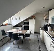 Moderne 2-Zimmer-Dachgeschosswohnung mit EBK, Klima & Stellpla - Winzer