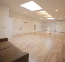 Seminarraum mit Spiegel, Rückbildung, Yoga, Pilates, Therapie - Köln Lindenthal