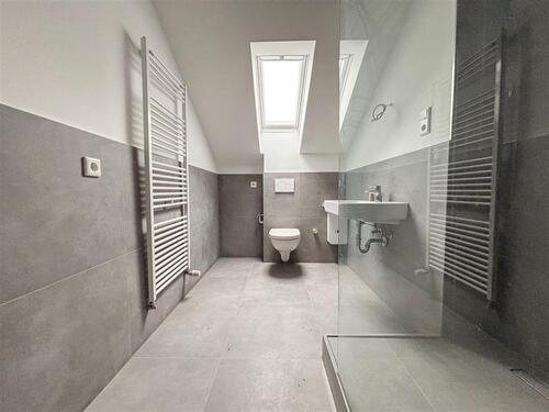 Foto - Frisch sanierte 3-Zimmer-Dachgeschosswohnung mit Einbauküche in Düsseldorf-Unterrath