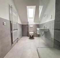 Frisch sanierte 3-Zimmer-Dachgeschosswohnung mit Einbauküche in Düsseldorf-Unterrath