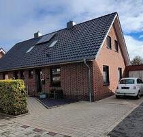 Schöne Doppelhaushälfte mit Garten – in zentraler Lage von Varel
